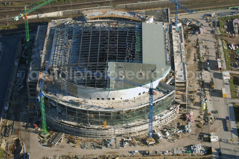 Berlin from the bird's eye view: Blick auf die Baustelle der O2 World / O2 Arena in Berlin.Friedrichshain.Bei der O2 World handelt es sich um eine in Bau befindliche multifunktionale Veranstaltungshalle in Berlin zwischen Ostbahnhof und Warschauer Straße im Bezirk Friedrichshain-Kreuzberg. Die Grundsteinlegung erfolgte am 13. September 2006. In der Halle sollen Sportveranstaltungen wie Eishockey und Basketball, Sikveranstaltungen sowie viele weitere Events stattfinden. Bauherr und Investor ist die Anschutz Entertainment Group, die weltweit Arenen, Theater sowie verschiedene Tochterfirmen besitzt, betreibt und promotet. Die Firma O2 Germany hat die Namensrechte an der Arena in Berlin erworben.Mit bis zu 17.000 Sitz- und Stehplätzen, 59 Entertainment-Suiten soll die O2 World die größte Veranstaltungshalle Berlins werden und eine Vielzahl von Events ermöglichen.Für den Profi-Eishockeyclub Eisbären Berlin soll die Arena die neue sportliche Heimat werden.Anschrift: Anschutz Entertainment Group Q 207 Friedrichrichstraße 76,10117 Berlin,Tel.: +49 (0)30-20 60 70 80 Fax: +49 (0)30-20 60 70 81 11, presse@o2-world.de