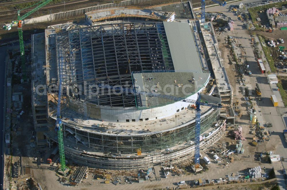 Aerial image Berlin - Blick auf die Baustelle der O2 World / O2 Arena in Berlin.Friedrichshain.Bei der O2 World handelt es sich um eine in Bau befindliche multifunktionale Veranstaltungshalle in Berlin zwischen Ostbahnhof und Warschauer Straße im Bezirk Friedrichshain-Kreuzberg. Die Grundsteinlegung erfolgte am 13. September 2006. In der Halle sollen Sportveranstaltungen wie Eishockey und Basketball, Sikveranstaltungen sowie viele weitere Events stattfinden. Bauherr und Investor ist die Anschutz Entertainment Group, die weltweit Arenen, Theater sowie verschiedene Tochterfirmen besitzt, betreibt und promotet. Die Firma O2 Germany hat die Namensrechte an der Arena in Berlin erworben.Mit bis zu 17.000 Sitz- und Stehplätzen, 59 Entertainment-Suiten soll die O2 World die größte Veranstaltungshalle Berlins werden und eine Vielzahl von Events ermöglichen.Für den Profi-Eishockeyclub Eisbären Berlin soll die Arena die neue sportliche Heimat werden.Anschrift: Anschutz Entertainment Group Q 207 Friedrichrichstraße 76,10117 Berlin,Tel.: +49 (0)30-20 60 70 80 Fax: +49 (0)30-20 60 70 81 11, presse@o2-world.de