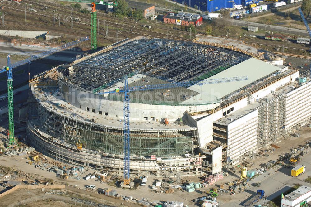 Aerial photograph Berlin - Blick auf die Baustelle der O2 World / O2 Arena in Berlin.Friedrichshain.Bei der O2 World handelt es sich um eine in Bau befindliche multifunktionale Veranstaltungshalle in Berlin zwischen Ostbahnhof und Warschauer Straße im Bezirk Friedrichshain-Kreuzberg. Die Grundsteinlegung erfolgte am 13. September 2006. In der Halle sollen Sportveranstaltungen wie Eishockey und Basketball, Sikveranstaltungen sowie viele weitere Events stattfinden. Bauherr und Investor ist die Anschutz Entertainment Group, die weltweit Arenen, Theater sowie verschiedene Tochterfirmen besitzt, betreibt und promotet. Die Firma O2 Germany hat die Namensrechte an der Arena in Berlin erworben.Mit bis zu 17.000 Sitz- und Stehplätzen, 59 Entertainment-Suiten soll die O2 World die größte Veranstaltungshalle Berlins werden und eine Vielzahl von Events ermöglichen.Für den Profi-Eishockeyclub Eisbären Berlin soll die Arena die neue sportliche Heimat werden.Anschrift: Anschutz Entertainment Group Q 207 Friedrichrichstraße 76,10117 Berlin,Tel.: +49 (0)30-20 60 70 80 Fax: +49 (0)30-20 60 70 81 11, presse@o2-world.de