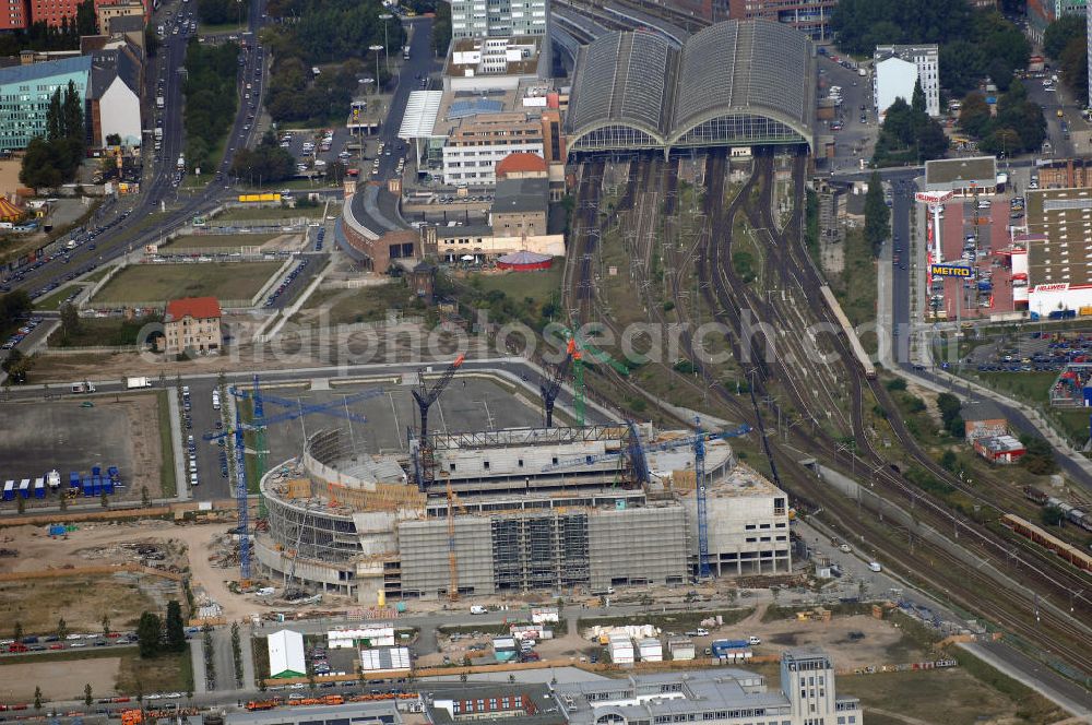 Aerial photograph Berlin - Blick auf die Baustelle der O2 World / O2 Arena in Berlin.Friedrichshain.Bei der O2 World handelt es sich um eine in Bau befindliche multifunktionale Veranstaltungshalle in Berlin zwischen Ostbahnhof und Warschauer Straße im Bezirk Friedrichshain-Kreuzberg. Die Grundsteinlegung erfolgte am 13. September 2006. In der Halle sollen Sportveranstaltungen wie Eishockey und Basketball, Sikveranstaltungen sowie viele weitere Events stattfinden. Bauherr und Investor ist die Anschutz Entertainment Group, die weltweit Arenen, Theater sowie verschiedene Tochterfirmen besitzt, betreibt und promotet. Die Firma O2 Germany hat die Namensrechte an der Arena in Berlin erworben.Mit bis zu 17.000 Sitz- und Stehplätzen, 59 Entertainment-Suiten soll die O2 World die größte Veranstaltungshalle Berlins werden und eine Vielzahl von Events ermöglichen.Für den Profi-Eishockeyclub Eisbären Berlin soll die Arena die neue sportliche Heimat werden.Anschrift: Anschutz Entertainment Group Q 207 Friedrichrichstraße 76,10117 Berlin,Tel.: +49 (0)30-20 60 70 80 Fax: +49 (0)30-20 60 70 81 11, presse@o2-world.de