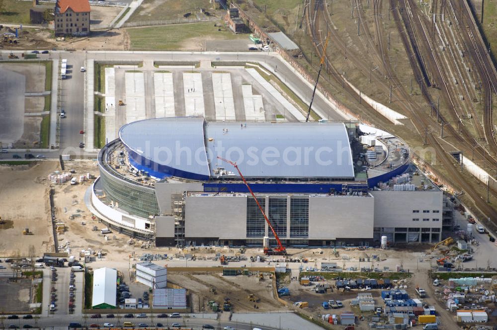 Aerial image Berlin - Blick auf die fast fertige Baustelle der O2 World / O2 Arena in Berlin - Friedrichshain.Bei der O2 World handelt es sich um eine in Bau befindliche multifunktionale Veranstaltungshalle in Berlin zwischen Ostbahnhof und Warschauer Straße im Bezirk Friedrichshain-Kreuzberg. Die Grundsteinlegung erfolgte am 13. September 2006. In der Halle sollen Sportveranstaltungen wie Eishockey und Basketball, Sikveranstaltungen sowie viele weitere Events stattfinden. Bauherr und Investor ist die Anschutz Entertainment Group, die weltweit Arenen, Theater sowie verschiedene Tochterfirmen besitzt, betreibt und promotet. Die Firma O2 Germany hat die Namensrechte an der Arena in Berlin erworben.Mit bis zu 17.000 Sitz- und Stehplätzen, 59 Entertainment-Suiten soll die O2 World die größte Veranstaltungshalle Berlins werden und eine Vielzahl von Events ermöglichen.Für den Profi-Eishockeyclub Eisbären Berlin soll die Arena die neue sportliche Heimat werden.Anschrift: Anschutz Entertainment Group Q 207 Friedrichrichstraße 76,10117 Berlin,Tel.: +49 (0)30-20 60 70 80 Fax: +49 (0)30-20 60 70 81 11, presse@o2-world.de