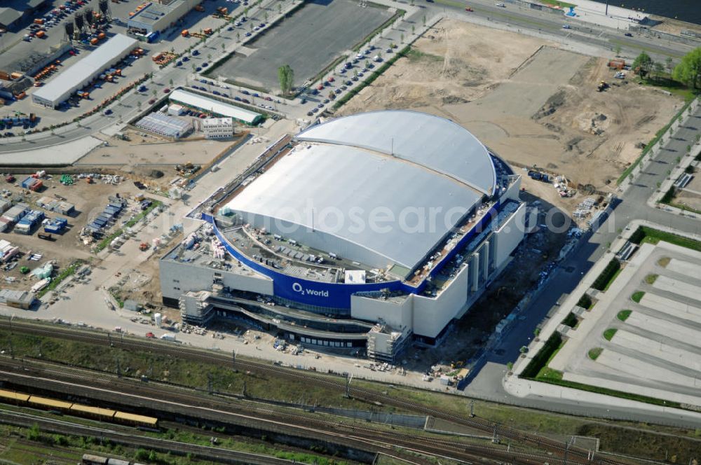 Aerial image Berlin - Blick auf die fast fertige Baustelle der O2 World / O2 Arena in Berlin - Friedrichshain.Bei der O2 World handelt es sich um eine in Bau befindliche multifunktionale Veranstaltungshalle in Berlin zwischen Ostbahnhof und Warschauer Straße im Bezirk Friedrichshain-Kreuzberg. Die Grundsteinlegung erfolgte am 13. September 2006. In der Halle sollen Sportveranstaltungen wie Eishockey und Basketball, Sikveranstaltungen sowie viele weitere Events stattfinden. Bauherr und Investor ist die Anschutz Entertainment Group, die weltweit Arenen, Theater sowie verschiedene Tochterfirmen besitzt, betreibt und promotet. Die Firma O2 Germany hat die Namensrechte an der Arena in Berlin erworben.Mit bis zu 17.000 Sitz- und Stehplätzen, 59 Entertainment-Suiten soll die O2 World die größte Veranstaltungshalle Berlins werden und eine Vielzahl von Events ermöglichen.Für den Profi-Eishockeyclub Eisbären Berlin soll die Arena die neue sportliche Heimat werden.Anschrift: Anschutz Entertainment Group Q 207 Friedrichrichstraße 76,10117 Berlin,Tel.: +49 (0)30-20 60 70 80 Fax: +49 (0)30-20 60 70 81 11, presse@o2-world.de