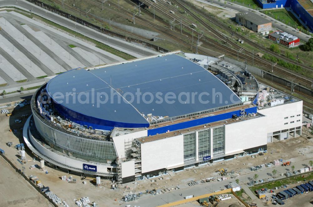 Berlin from the bird's eye view: Blick auf die fast fertige Baustelle der O2 World / O2 Arena in Berlin - Friedrichshain.Bei der O2 World handelt es sich um eine in Bau befindliche multifunktionale Veranstaltungshalle in Berlin zwischen Ostbahnhof und Warschauer Straße im Bezirk Friedrichshain-Kreuzberg. Die Grundsteinlegung erfolgte am 13. September 2006. In der Halle sollen Sportveranstaltungen wie Eishockey und Basketball, Sikveranstaltungen sowie viele weitere Events stattfinden. Bauherr und Investor ist die Anschutz Entertainment Group, die weltweit Arenen, Theater sowie verschiedene Tochterfirmen besitzt, betreibt und promotet. Die Firma O2 Germany hat die Namensrechte an der Arena in Berlin erworben.Mit bis zu 17.000 Sitz- und Stehplätzen, 59 Entertainment-Suiten soll die O2 World die größte Veranstaltungshalle Berlins werden und eine Vielzahl von Events ermöglichen.Für den Profi-Eishockeyclub Eisbären Berlin soll die Arena die neue sportliche Heimat werden.Anschrift: Anschutz Entertainment Group Q 207 Friedrichrichstraße 76,10117 Berlin,Tel.: +49 (0)30-20 60 70 80 Fax: +49 (0)30-20 60 70 81 11, presse@o2-world.de