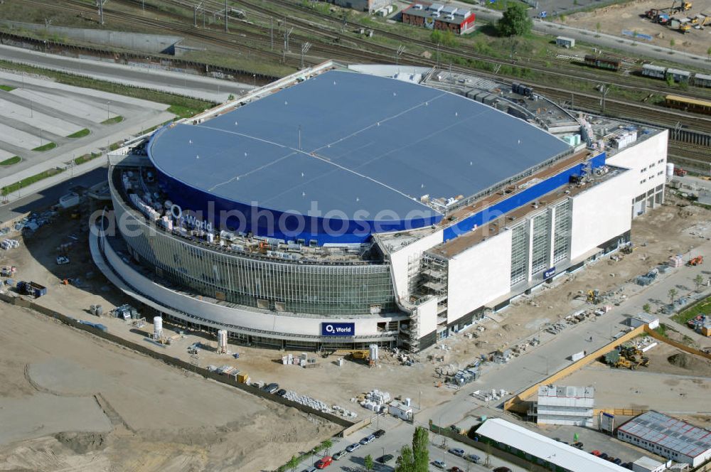 Aerial image Berlin - Blick auf die fast fertige Baustelle der O2 World / O2 Arena in Berlin - Friedrichshain.Bei der O2 World handelt es sich um eine in Bau befindliche multifunktionale Veranstaltungshalle in Berlin zwischen Ostbahnhof und Warschauer Straße im Bezirk Friedrichshain-Kreuzberg. Die Grundsteinlegung erfolgte am 13. September 2006. In der Halle sollen Sportveranstaltungen wie Eishockey und Basketball, Sikveranstaltungen sowie viele weitere Events stattfinden. Bauherr und Investor ist die Anschutz Entertainment Group, die weltweit Arenen, Theater sowie verschiedene Tochterfirmen besitzt, betreibt und promotet. Die Firma O2 Germany hat die Namensrechte an der Arena in Berlin erworben.Mit bis zu 17.000 Sitz- und Stehplätzen, 59 Entertainment-Suiten soll die O2 World die größte Veranstaltungshalle Berlins werden und eine Vielzahl von Events ermöglichen.Für den Profi-Eishockeyclub Eisbären Berlin soll die Arena die neue sportliche Heimat werden.Anschrift: Anschutz Entertainment Group Q 207 Friedrichrichstraße 76,10117 Berlin,Tel.: +49 (0)30-20 60 70 80 Fax: +49 (0)30-20 60 70 81 11, presse@o2-world.de