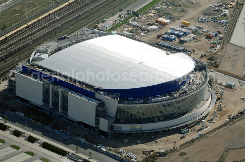 Berlin from above - Blick auf die fast fertige Baustelle der O2 World / O2 Arena in Berlin - Friedrichshain.Bei der O2 World handelt es sich um eine in Bau befindliche multifunktionale Veranstaltungshalle in Berlin zwischen Ostbahnhof und Warschauer Straße im Bezirk Friedrichshain-Kreuzberg. Die Grundsteinlegung erfolgte am 13. September 2006. In der Halle sollen Sportveranstaltungen wie Eishockey und Basketball, Sikveranstaltungen sowie viele weitere Events stattfinden. Bauherr und Investor ist die Anschutz Entertainment Group, die weltweit Arenen, Theater sowie verschiedene Tochterfirmen besitzt, betreibt und promotet. Die Firma O2 Germany hat die Namensrechte an der Arena in Berlin erworben.Mit bis zu 17.000 Sitz- und Stehplätzen, 59 Entertainment-Suiten soll die O2 World die größte Veranstaltungshalle Berlins werden und eine Vielzahl von Events ermöglichen.Für den Profi-Eishockeyclub Eisbären Berlin soll die Arena die neue sportliche Heimat werden.Anschrift: Anschutz Entertainment Group Q 207 Friedrichrichstraße 76,10117 Berlin,Tel.: +49 (0)30-20 60 70 80 Fax: +49 (0)30-20 60 70 81 11, presse@o2-world.de