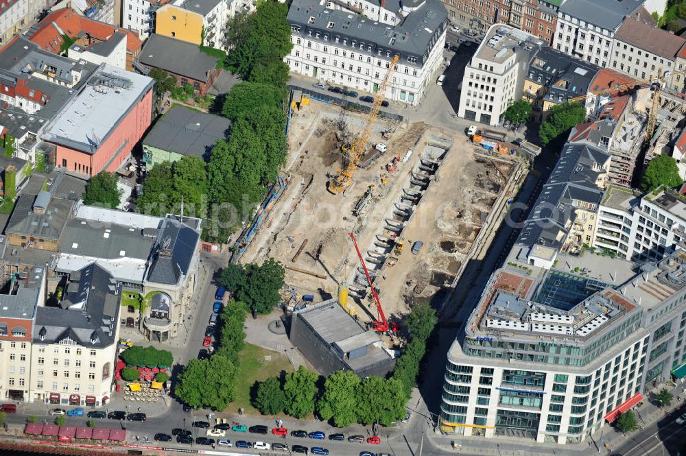 Aerial photograph Berlin Mitte - Baustelle vom Neubau Projekt Am Zirkus auf dem ehemaligen Gelände des alten Friedrichstadtpalastes in Berlin-Mitte. Es ensteht ein Hotel, Büro- und Gewerbeflächen und das Wohnbauprojekt yoo Berlin-inspired by Starck mit 87 Luxus-Wohneinheiten. Ein Projekt der Peach Property Group AG und der Deutschen Immobilien AG. Mieter des Hotels ist die Fattal Hotelkette. Building site of the new build project Am Zirkus in the city centre Mitte.