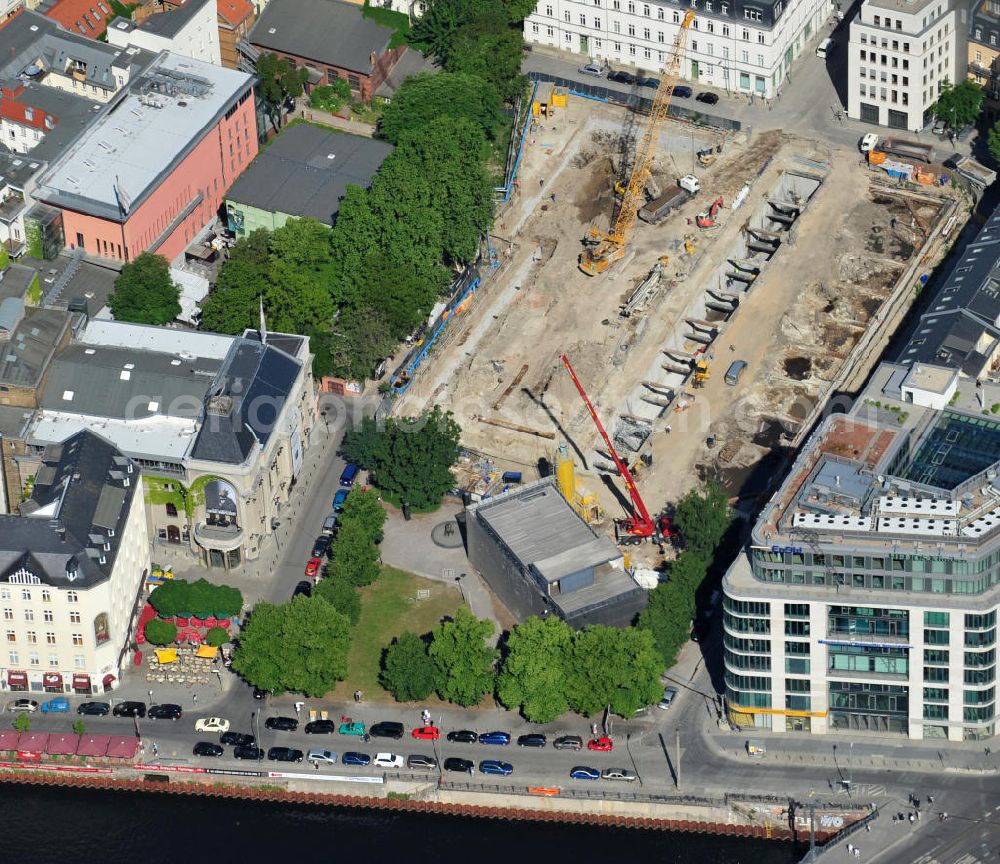 Berlin Mitte from above - Baustelle vom Neubau Projekt Am Zirkus auf dem ehemaligen Gelände des alten Friedrichstadtpalastes in Berlin-Mitte. Es ensteht ein Hotel, Büro- und Gewerbeflächen und das Wohnbauprojekt yoo Berlin-inspired by Starck mit 87 Luxus-Wohneinheiten. Ein Projekt der Peach Property Group AG und der Deutschen Immobilien AG. Mieter des Hotels ist die Fattal Hotelkette. Building site of the new build project Am Zirkus in the city centre Mitte.