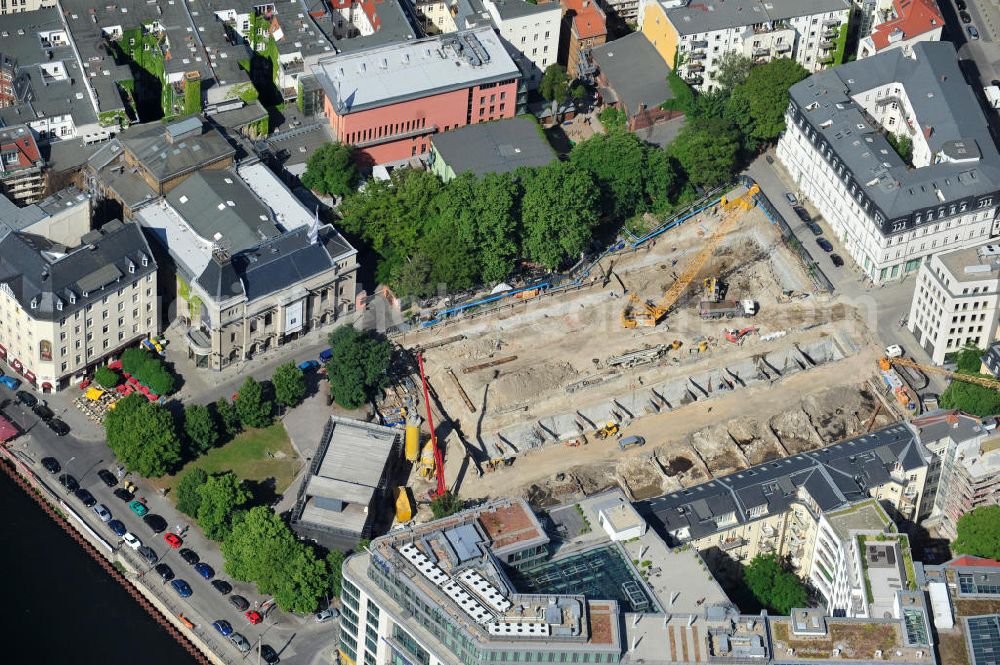 Berlin Mitte from the bird's eye view: Baustelle vom Neubau Projekt Am Zirkus auf dem ehemaligen Gelände des alten Friedrichstadtpalastes in Berlin-Mitte. Es ensteht ein Hotel, Büro- und Gewerbeflächen und das Wohnbauprojekt yoo Berlin-inspired by Starck mit 87 Luxus-Wohneinheiten. Ein Projekt der Peach Property Group AG und der Deutschen Immobilien AG. Mieter des Hotels ist die Fattal Hotelkette. Building site of the new build project Am Zirkus in the city centre Mitte.