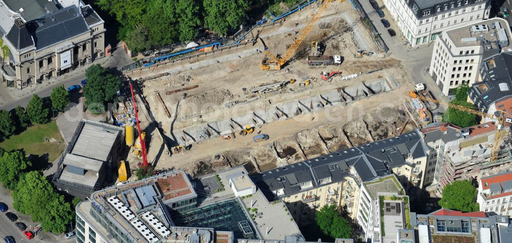 Aerial image Berlin Mitte - Baustelle vom Neubau Projekt Am Zirkus auf dem ehemaligen Gelände des alten Friedrichstadtpalastes in Berlin-Mitte. Es ensteht ein Hotel, Büro- und Gewerbeflächen und das Wohnbauprojekt yoo Berlin-inspired by Starck mit 87 Luxus-Wohneinheiten. Ein Projekt der Peach Property Group AG und der Deutschen Immobilien AG. Mieter des Hotels ist die Fattal Hotelkette. Building site of the new build project Am Zirkus in the city centre Mitte.