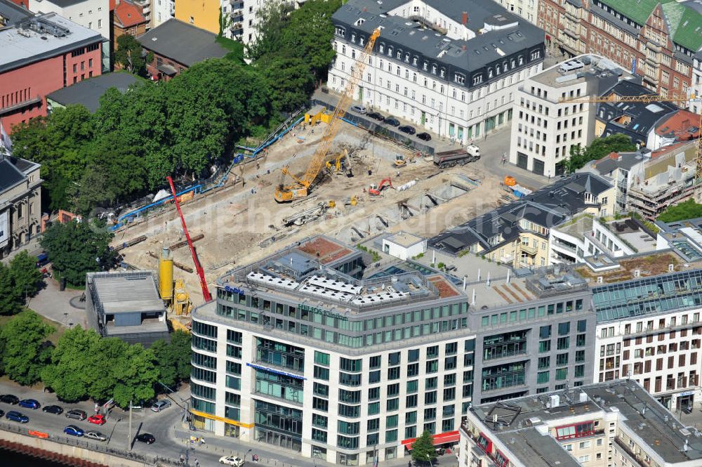 Aerial photograph Berlin Mitte - Baustelle vom Neubau Projekt Am Zirkus auf dem ehemaligen Gelände des alten Friedrichstadtpalastes in Berlin-Mitte. Es ensteht ein Hotel, Büro- und Gewerbeflächen und das Wohnbauprojekt yoo Berlin-inspired by Starck mit 87 Luxus-Wohneinheiten. Ein Projekt der Peach Property Group AG und der Deutschen Immobilien AG. Mieter des Hotels ist die Fattal Hotelkette. Building site of the new build project Am Zirkus in the city centre Mitte.