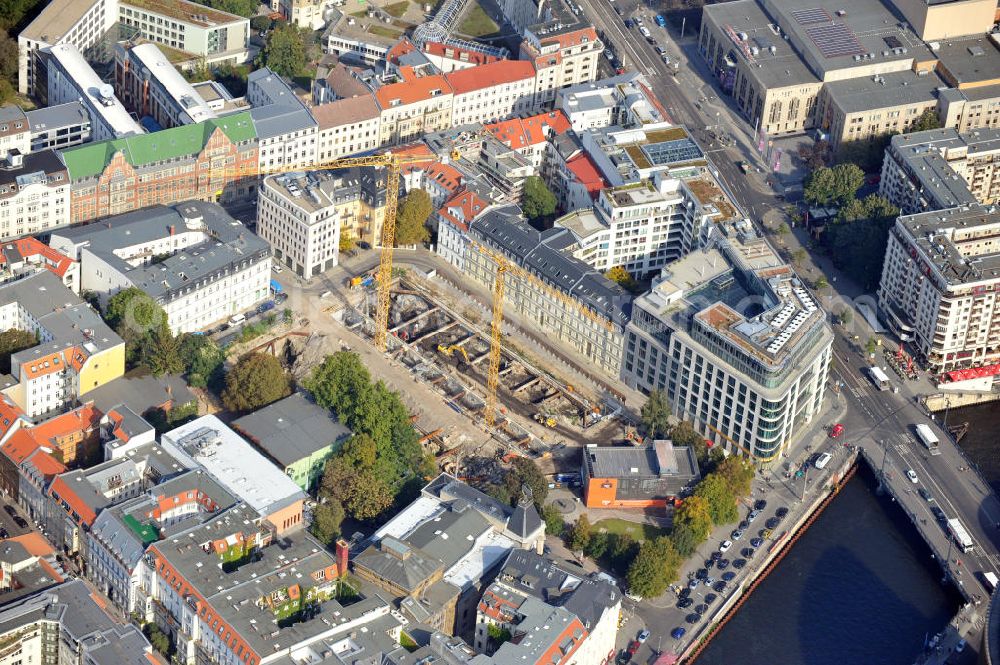 Berlin from the bird's eye view: Baustelle vom Neubau Projekt Am Zirkus auf dem ehemaligen Gelände des alten Friedrichstadtpalastes in Berlin-Mitte. Es ensteht ein Hotel, Büro- und Gewerbeflächen und das Wohnbauprojekt yoo Berlin-inspired by Starck mit 87 Luxus-Wohneinheiten. Ein Projekt der Peach Property Group AG und der Deutschen Immobilien AG. Mieter des Hotels ist die Fattal Hotelkette. Building site of the new build project Am Zirkus in the city centre Mitte.