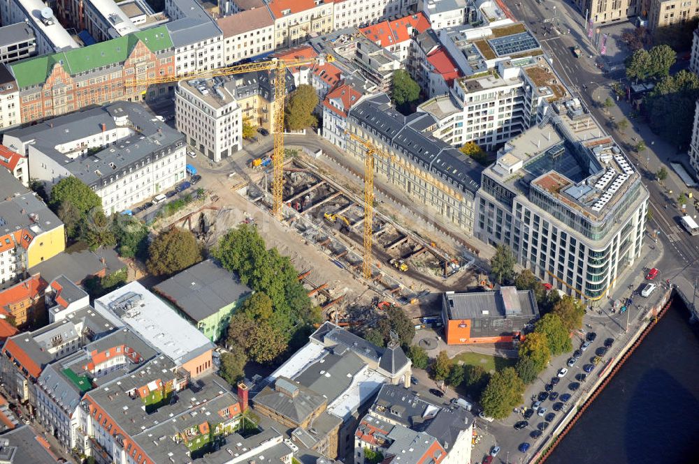 Aerial image Berlin - Baustelle vom Neubau Projekt Am Zirkus auf dem ehemaligen Gelände des alten Friedrichstadtpalastes in Berlin-Mitte. Es ensteht ein Hotel, Büro- und Gewerbeflächen und das Wohnbauprojekt yoo Berlin-inspired by Starck mit 87 Luxus-Wohneinheiten. Ein Projekt der Peach Property Group AG und der Deutschen Immobilien AG. Mieter des Hotels ist die Fattal Hotelkette. Building site of the new build project Am Zirkus in the city centre Mitte.