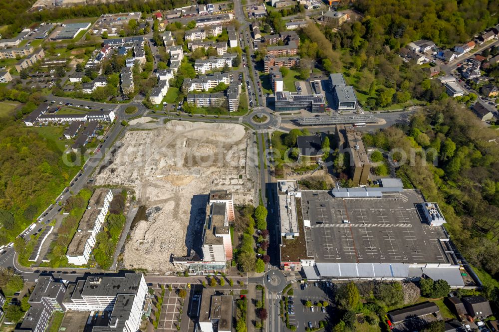 Bergkamen from the bird's eye view: Construction site for the demolition of the building complex of the Turmarkaden shopping center on Toeddinghauser Strasse in the district of Weddinghofen in Bergkamen in the Ruhr area in the state of North Rhine-Westphalia, Germany