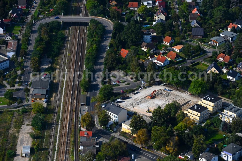 Berlin from above - Construction site to demolish the disused building complex of the former shopping center Gutenbergstrasse - Hertwigswalder Steig in the district Kaulsdorf in Berlin, Germany