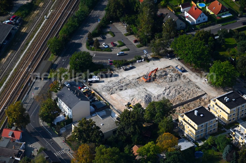 Berlin from the bird's eye view: Construction site to demolish the disused building complex of the former shopping center Gutenbergstrasse - Hertwigswalder Steig in the district Kaulsdorf in Berlin, Germany