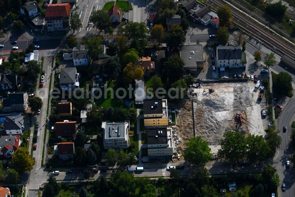 Berlin from the bird's eye view: Construction site to demolish the disused building complex of the former shopping center Gutenbergstrasse - Hertwigswalder Steig in the district Kaulsdorf in Berlin, Germany