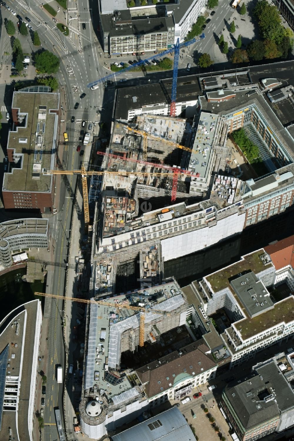 Aerial photograph Hamburg - Building site of the Residential and commercial building quarter Stadthoefe-Quartier at Stadthausbruecke in the district Neustadt in Hamburg. Involved comanys are Stadthoefe Baugesellschaft mbH & Co. KG, Quantum Immobilien AG, AUG. PRIEN Unternehmensgruppe. Involved architects are David Chipperfield, Architects und Kuehn Malvezzi, Stephen Williams Associates