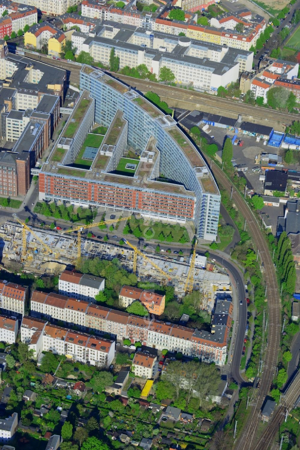 Berlin from above - Construction site of the new development livingvictoria on Schreiberhauer Strasse in the Lichtenberg district of Berlin in Germany. Town houses and luxury appartment buildings are being built between residential and office buildings. The project is named after the historic Victoria town part and is run by Triacon