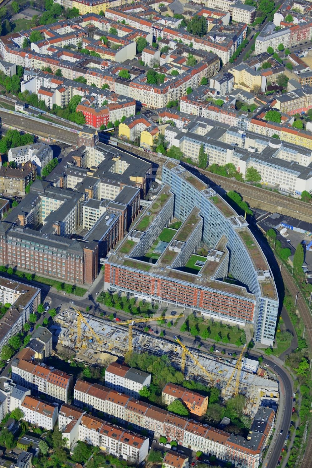 Berlin from the bird's eye view: Construction site of the new development livingvictoria on Schreiberhauer Strasse in the Lichtenberg district of Berlin in Germany. Town houses and luxury appartment buildings are being built between residential and office buildings. The project is named after the historic Victoria town part and is run by Triacon