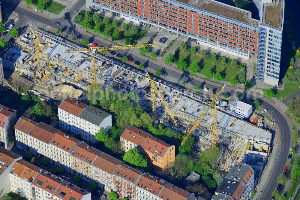 Aerial image Berlin - Construction site of the new development livingvictoria on Schreiberhauer Strasse in the Lichtenberg district of Berlin in Germany. Town houses and luxury appartment buildings are being built between residential and office buildings. The project is named after the historic Victoria town part and is run by Triacon