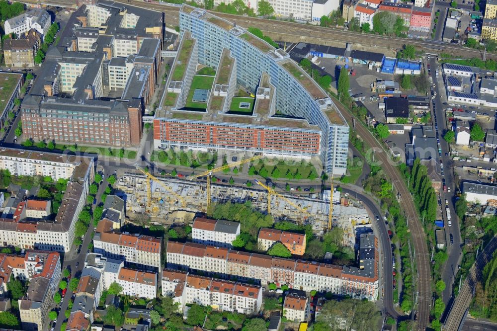 Aerial photograph Berlin - Construction site of the new development livingvictoria on Schreiberhauer Strasse in the Lichtenberg district of Berlin in Germany. Town houses and luxury appartment buildings are being built between residential and office buildings. The project is named after the historic Victoria town part and is run by Triacon