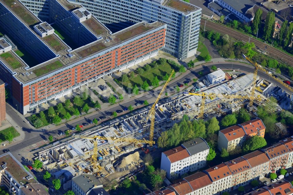 Aerial photograph Berlin - Construction site of the new development livingvictoria on Schreiberhauer Strasse in the Lichtenberg district of Berlin in Germany. Town houses and luxury appartment buildings are being built between residential and office buildings. The project is named after the historic Victoria town part and is run by Triacon