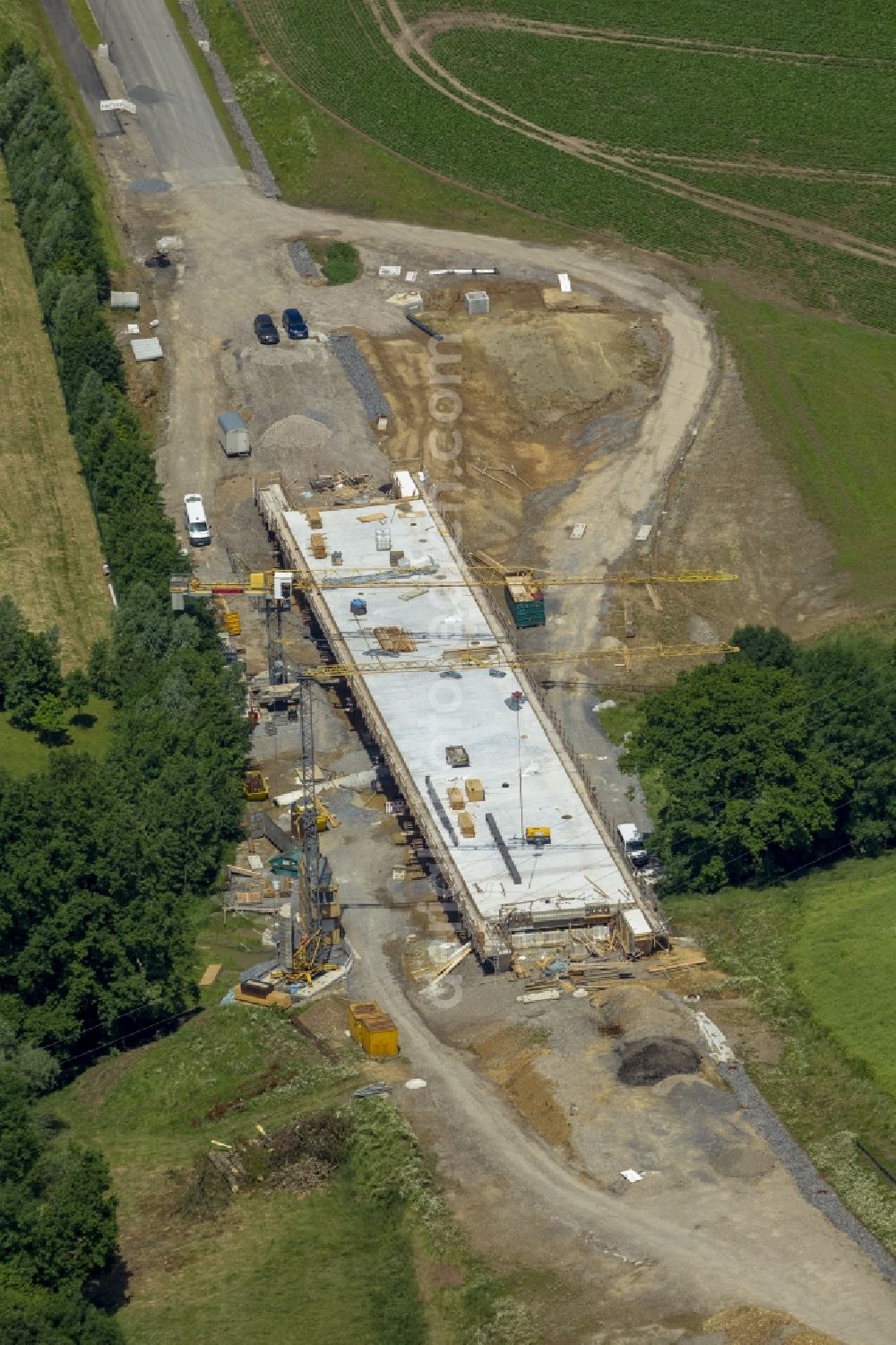 Mettmann from the bird's eye view: Construction site of new bridge in Linde Heider Strasse in Mettmann in North Rhine-Westphalia. Building contractor is the company Betam GmbH NL Engineering