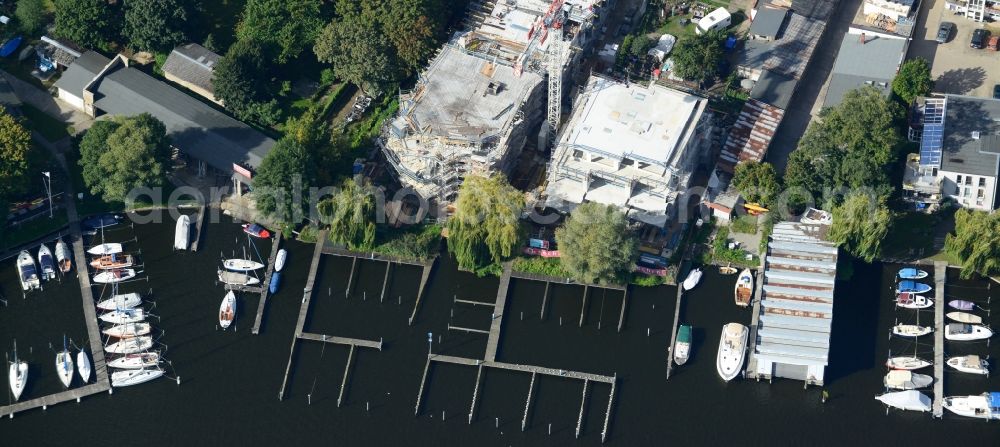 Berlin Köpenick from the bird's eye view: Construction site dhibdechant hoch- und ingenieurbau gmbh- residential construction in the Gruenauerstraße in Köpenick in Berlin