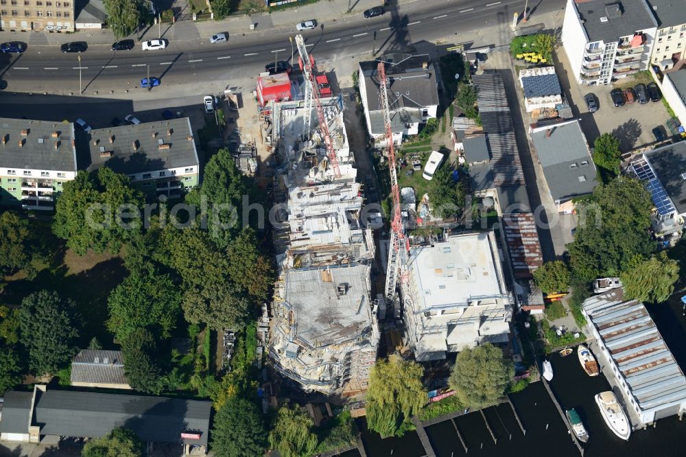 Berlin Köpenick from the bird's eye view: Construction site dhibdechant hoch- und ingenieurbau gmbh- residential construction in the Gruenauerstraße in Köpenick in Berlin