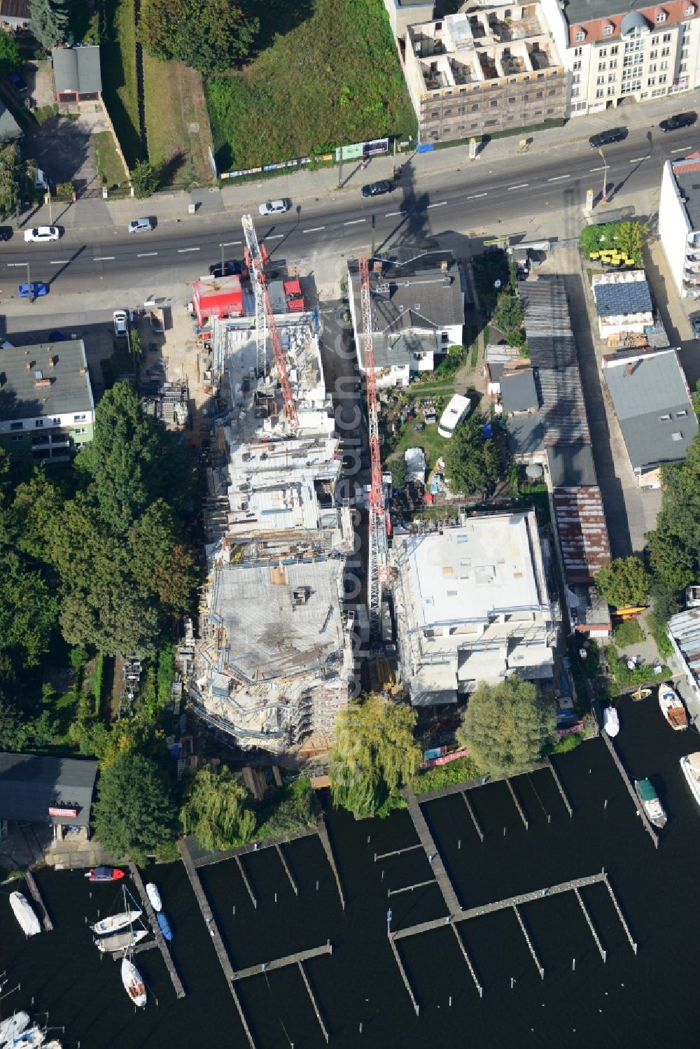 Aerial photograph Berlin Köpenick - Construction site dhibdechant hoch- und ingenieurbau gmbh- residential construction in the Gruenauerstraße in Köpenick in Berlin