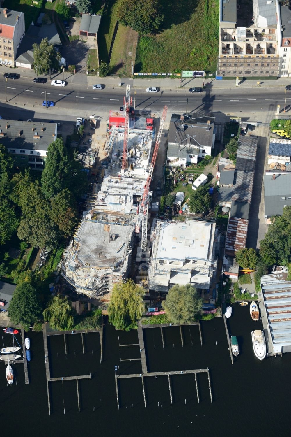 Berlin Köpenick from the bird's eye view: Construction site dhibdechant hoch- und ingenieurbau gmbh- residential construction in the Gruenauerstraße in Köpenick in Berlin