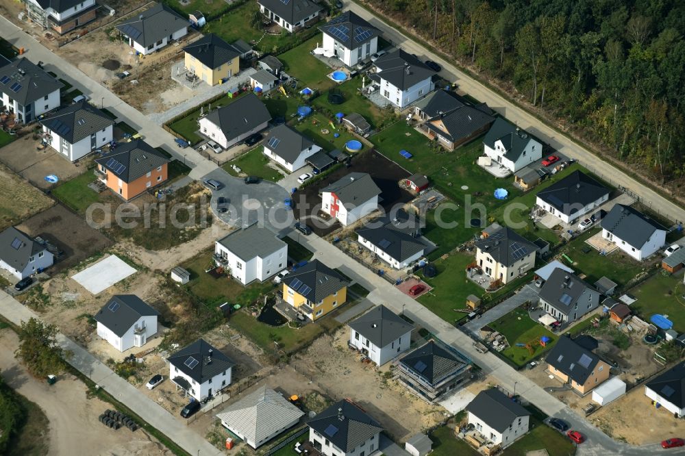 Hoppegarten from the bird's eye view: Construction site to house settlement Rennbahnallee in Dahlwitz-Hoppegarten in Brandenburg