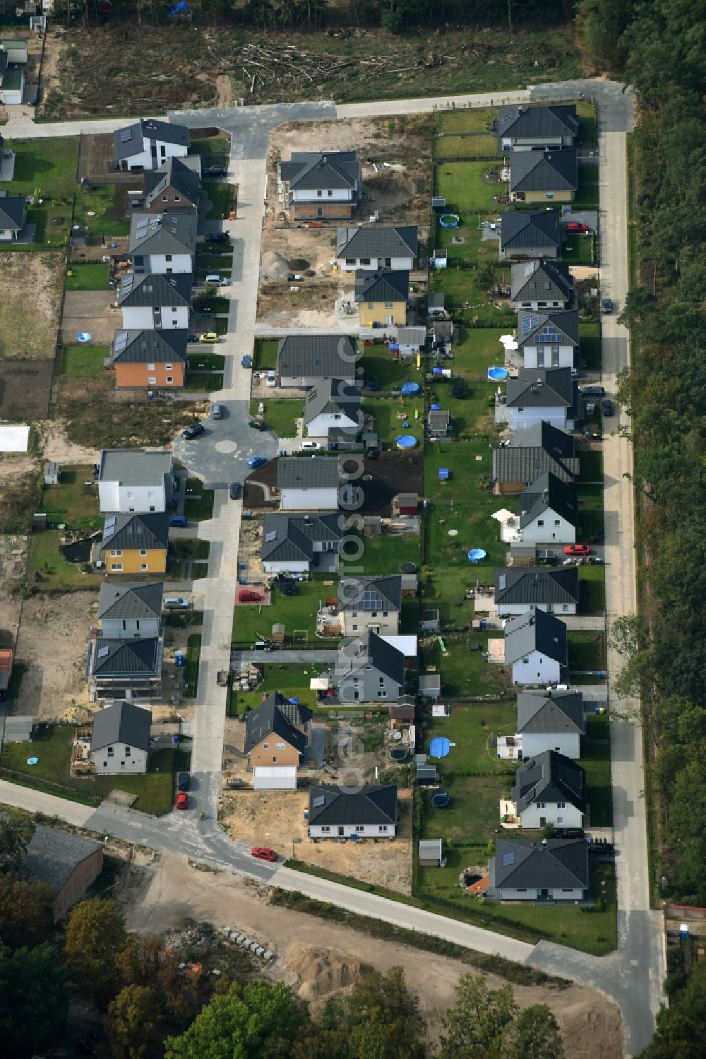 Hoppegarten from the bird's eye view: Construction site to house settlement Rennbahnallee in Dahlwitz-Hoppegarten in Brandenburg