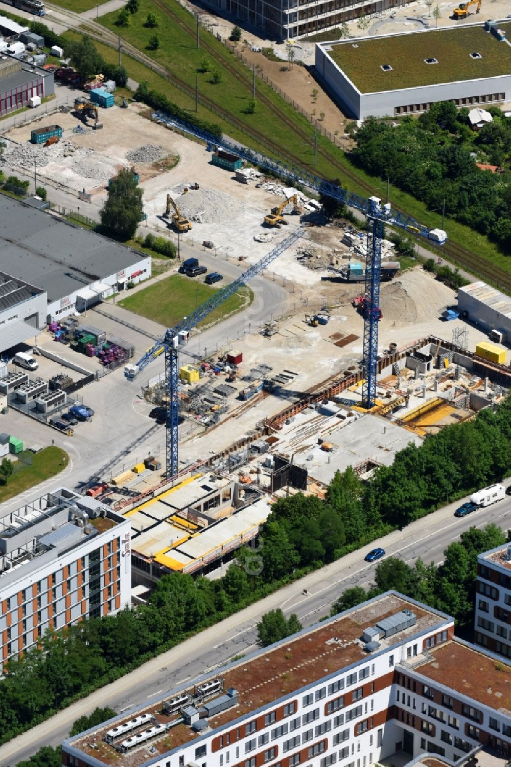 München from the bird's eye view: Residential construction site with multi-family housing development- on the on Domagkstrasse in the district Schwabing-Freimann in Munich in the state Bavaria, Germany