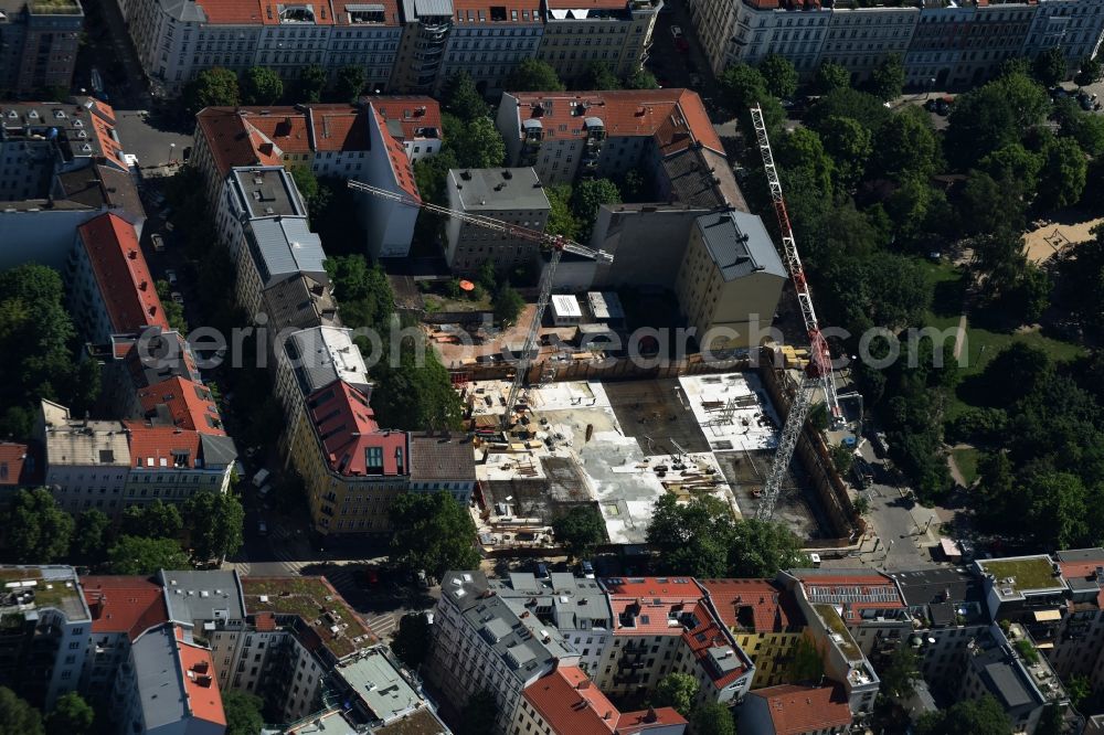 Aerial image Berlin - Construction site of a new apartment complex on Teutoburger Platz in the Prenzlauer Berg part of Berlin. The new residential estate is being created next to an existing block of historical buildings on Templiner Strasse