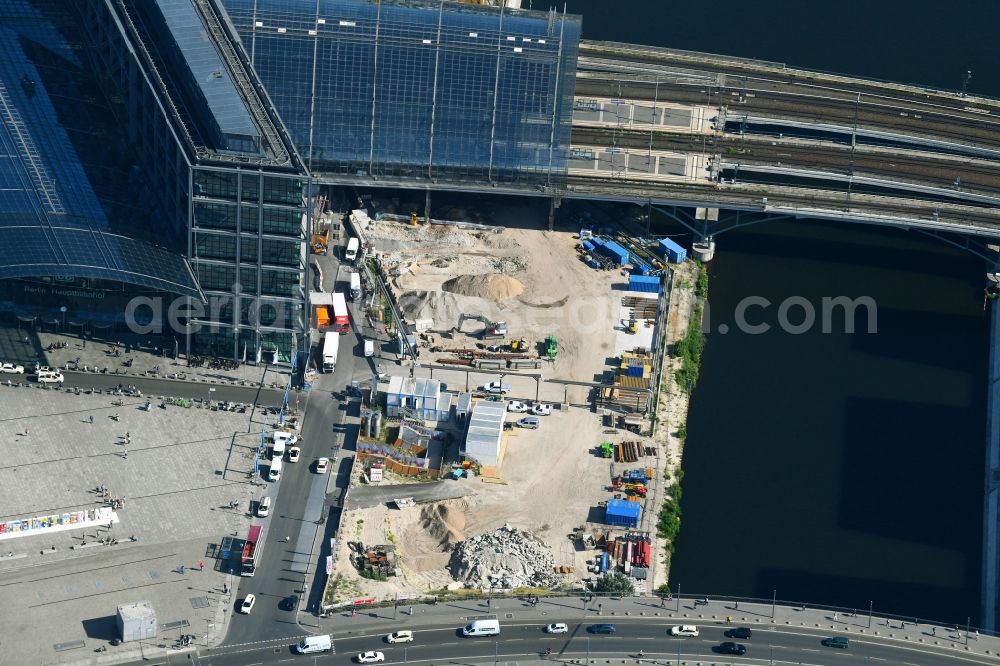 Berlin from the bird's eye view: Construction site for the new building of U-Bahn Linie U5 on Friedrich-List-Ufer corner Hugo-Preuss-Bruecke in Berlin, Germany