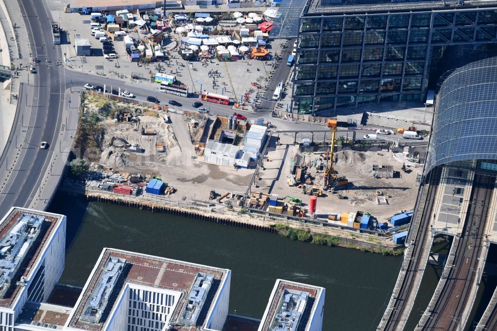 Berlin from the bird's eye view: Construction site for the new building of U-Bahn Linie U5 on Friedrich-List-Ufer corner Hugo-Preuss-Bruecke in Berlin, Germany