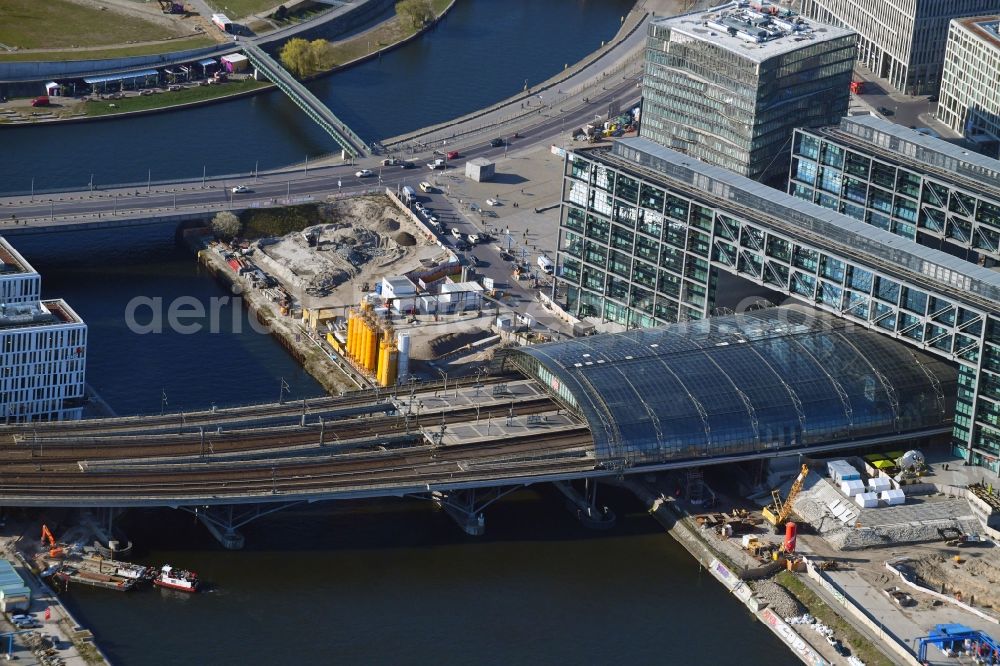 Berlin from the bird's eye view: Construction site for the new building of U-Bahn Linie U5 on Friedrich-List-Ufer corner Hugo-Preuss-Bruecke in Berlin, Germany