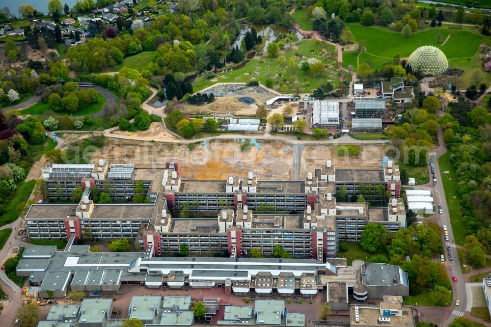 Düsseldorf from the bird's eye view: Construction site of the new academic building of biologcial sciences and the building 26 on campus of Heinrich Heine University in Duesseldorf in the state of North Rhine-Westphalia