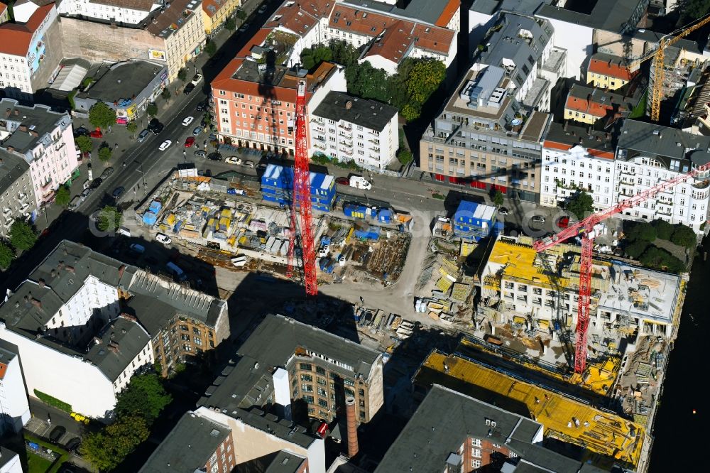 Berlin from the bird's eye view: Construction site to build a new office and commercial building CUVRY CAMPUS on Cuvrystrasse - Schlesische Strasse in the district Kreuzberg in Berlin, Germany