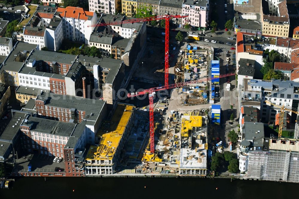 Aerial photograph Berlin - Construction site to build a new office and commercial building CUVRY CAMPUS on Cuvrystrasse - Schlesische Strasse in the district Kreuzberg in Berlin, Germany