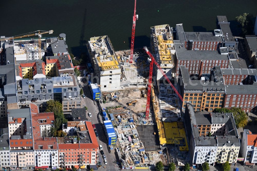 Berlin from the bird's eye view: Construction site to build a new office and commercial building CUVRY CAMPUS on Cuvrystrasse - Schlesische Strasse in the district Kreuzberg in Berlin, Germany