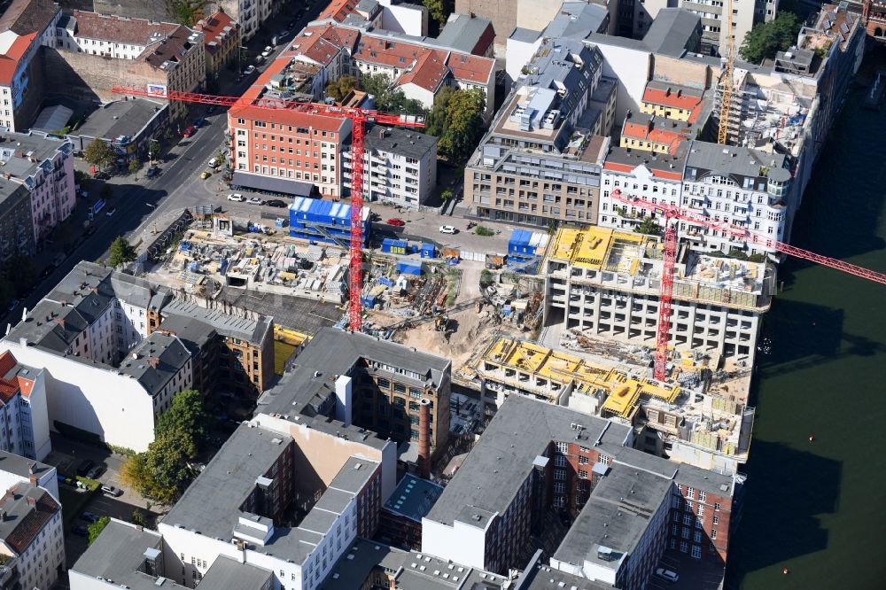 Berlin from the bird's eye view: Construction site to build a new office and commercial building CUVRY CAMPUS on Cuvrystrasse - Schlesische Strasse in the district Kreuzberg in Berlin, Germany