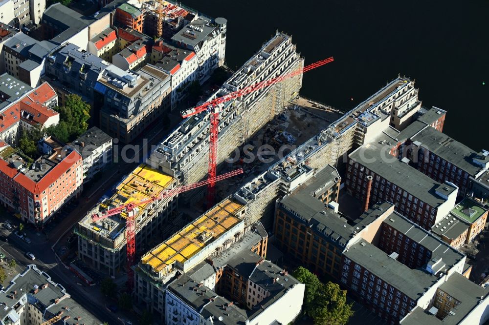 Aerial photograph Berlin - Construction site to build a new office and commercial building CUVRY CAMPUS on Cuvrystrasse - Schlesische Strasse in the district Kreuzberg in Berlin, Germany