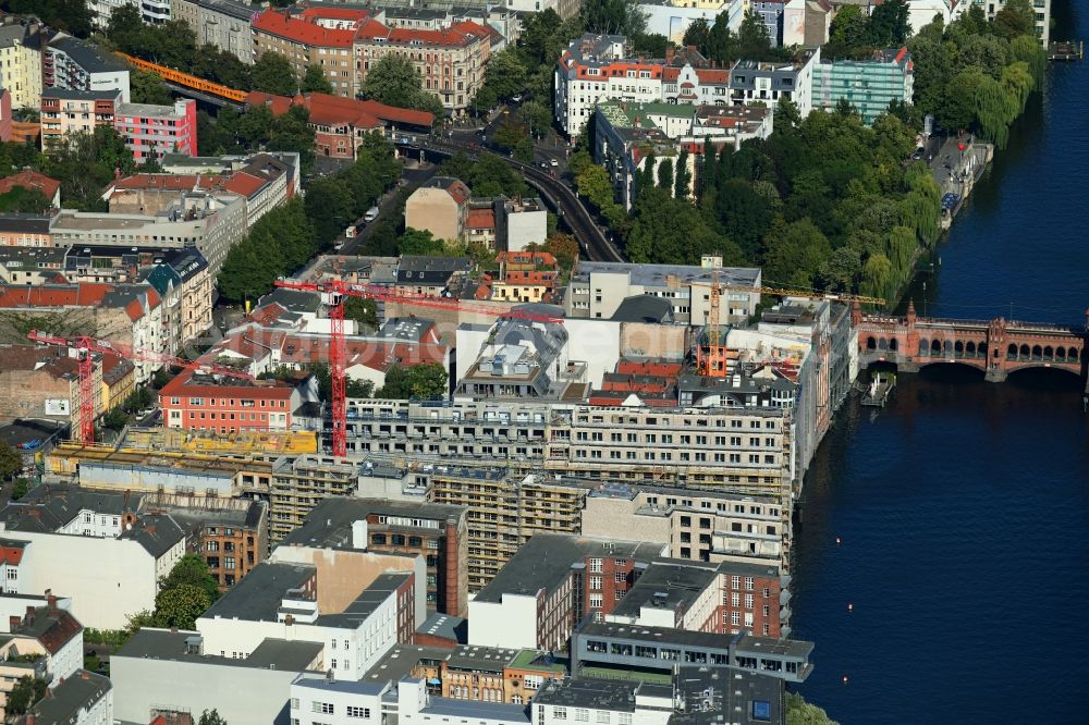 Berlin from the bird's eye view: Construction site to build a new office and commercial building CUVRY CAMPUS on Cuvrystrasse - Schlesische Strasse in the district Kreuzberg in Berlin, Germany