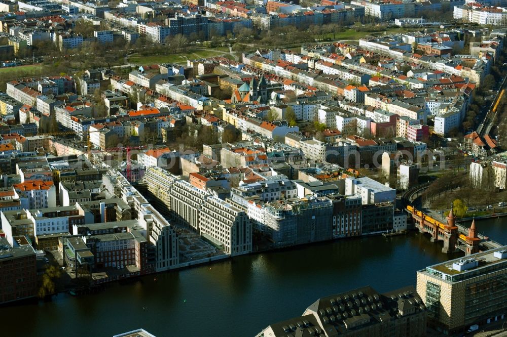 Berlin from the bird's eye view: Construction site to build a new office and commercial building CUVRY CAMPUS on Cuvrystrasse - Schlesische Strasse in the district Kreuzberg in Berlin, Germany