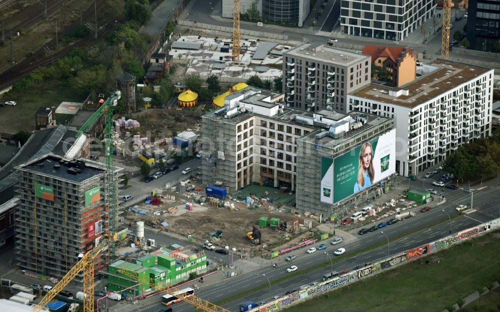 Aerial photograph Berlin - Construction site to build a new office and commercial building durch die BAM Deutschland AG an der Muehlenstrasse - Am Postbahnhof destrict Friedrichshain in Berlin