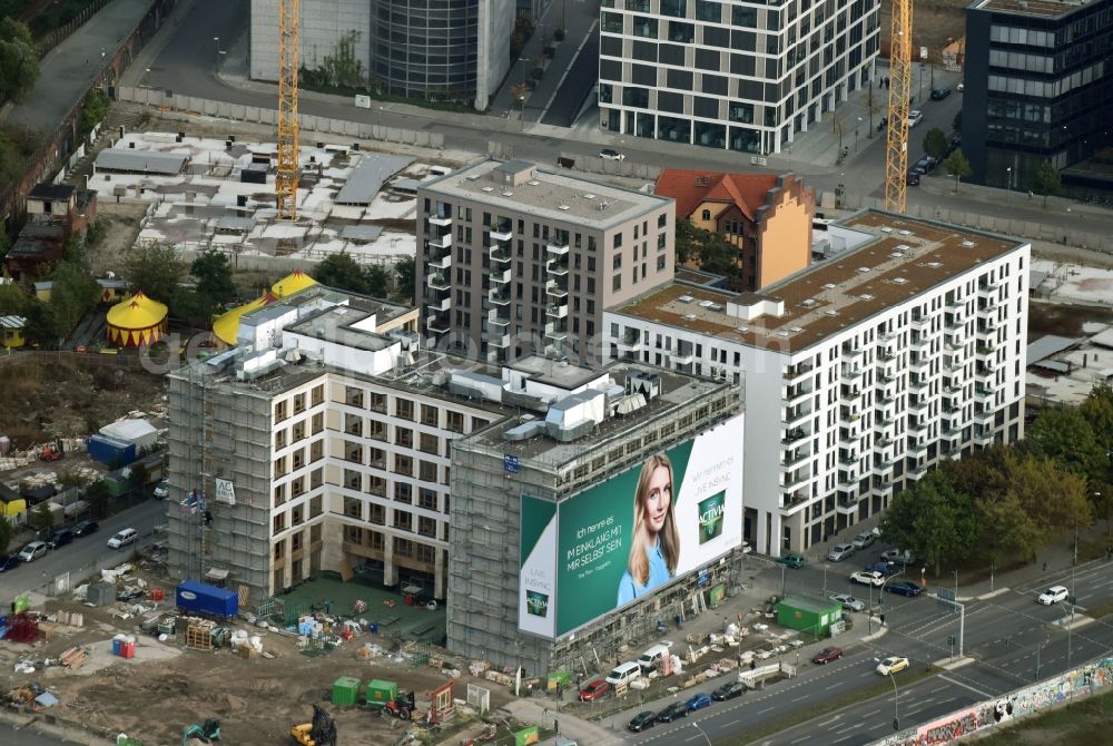 Berlin from above - Construction site to build a new office and commercial building durch die BAM Deutschland AG an der Muehlenstrasse - Am Postbahnhof destrict Friedrichshain in Berlin