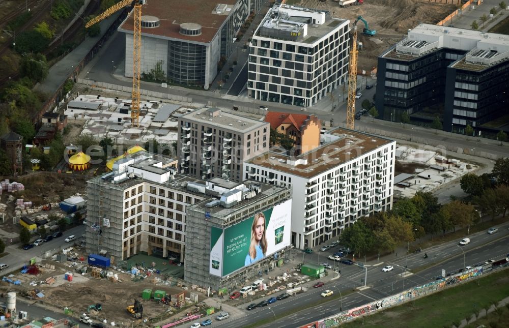 Berlin from the bird's eye view: Construction site to build a new office and commercial building durch die BAM Deutschland AG an der Muehlenstrasse - Am Postbahnhof destrict Friedrichshain in Berlin