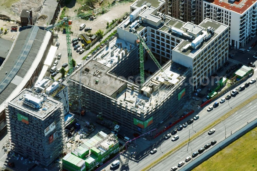 Berlin from the bird's eye view: Construction site to build a new office and commercial building durch die BAM Deutschland AG an der Muehlenstrasse - Am Postbahnhof destrict Friedrichshain in Berlin